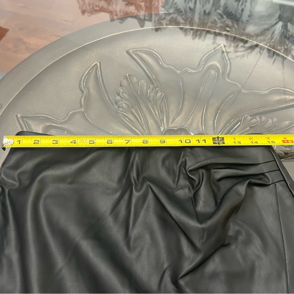 Suzy Shier Elegant Black Faux Leather pencil skirt size medium - Picture 7 of 10